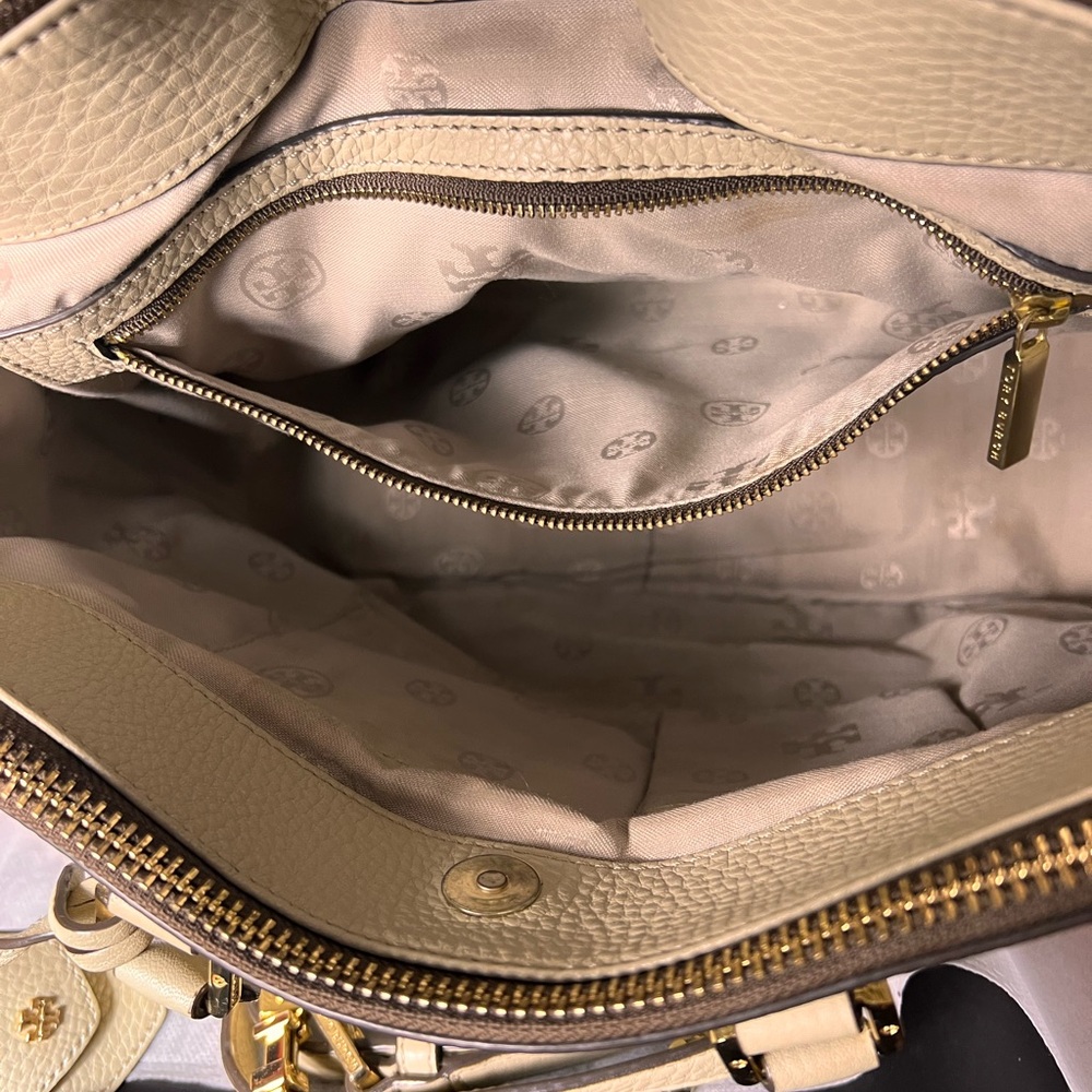 Tory Burch Robinson pebbled leather tote bag cream color with logo charm tag - Picture 11 of 17